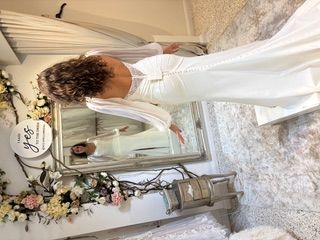 Essense of Australia D3823 – A Modern Classic with Dreamy Silk Sleeves